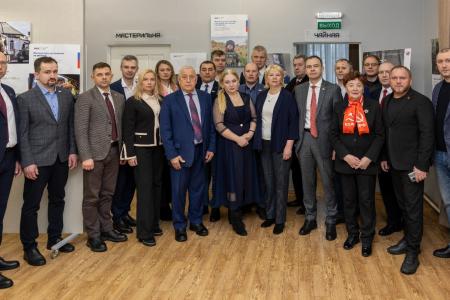 Участники Арктического форума КПРФ посетили в Салехарде выставку, посвящённую военкору-коммунисту Ростиславу Журавлёву