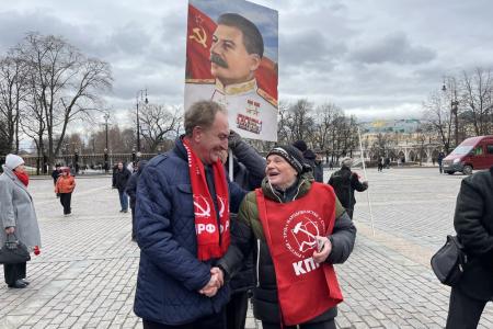 В день памяти о великом вожде Сталине подмосковные коммунисты провели прием в партию у стен Кремля