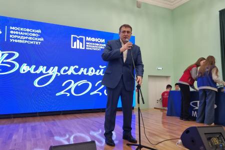Руководитель фракции КПРФ в Мособлдуме Александр Наумов вручил дипломы и благодарности за волонтерство выпускникам в Ступино