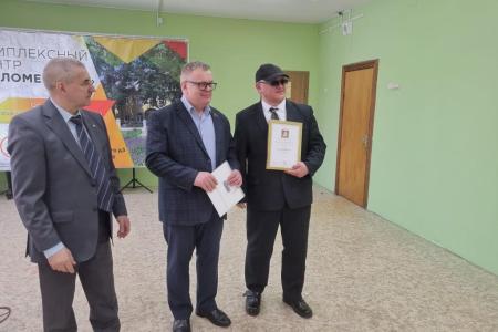 Руководитель фракции КПРФ в Мособлдуме Александр Наумов вручил награды волонтерам