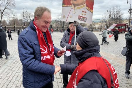 В день памяти о великом вожде Сталине подмосковные коммунисты провели прием в партию у стен Кремля