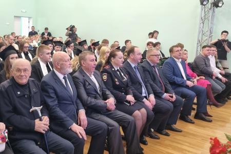 Руководитель фракции КПРФ в Мособлдуме Александр Наумов вручил дипломы и благодарности за волонтерство выпускникам в Ступино