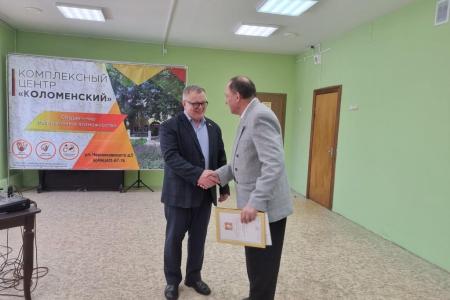 Руководитель фракции КПРФ в Мособлдуме Александр Наумов вручил награды волонтерам