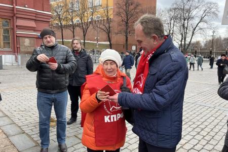 В день памяти о великом вожде Сталине подмосковные коммунисты провели прием в партию у стен Кремля