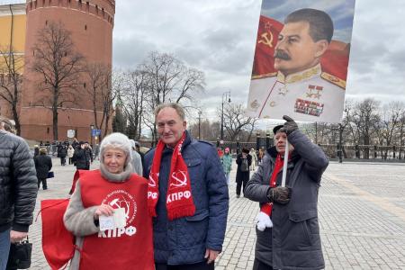 В день памяти о великом вожде Сталине подмосковные коммунисты провели прием в партию у стен Кремля