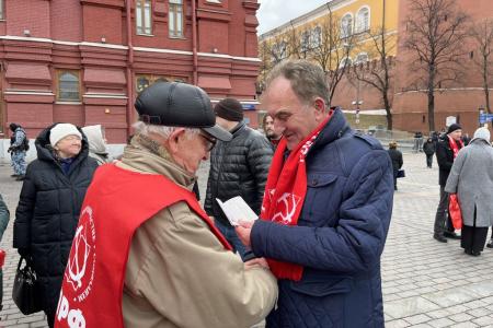 В день памяти о великом вожде Сталине подмосковные коммунисты провели прием в партию у стен Кремля