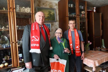 Калужские коммунисты поздравили женщин-ветеранов с праздником 8 Марта