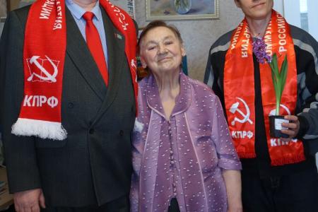 Калужские коммунисты поздравили женщин-ветеранов с праздником 8 Марта