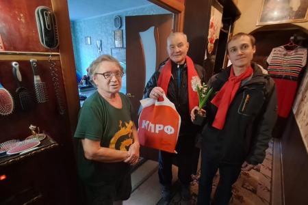 Калужские коммунисты поздравили женщин-ветеранов с праздником 8 Марта