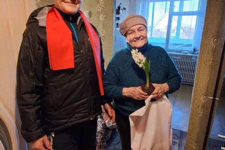 Калужские коммунисты поздравили женщин-ветеранов с праздником 8 Марта
