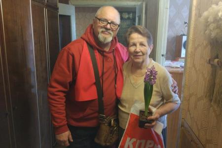 Калужские коммунисты поздравили женщин-ветеранов с праздником 8 Марта