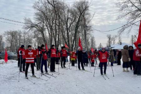 Коммунисты Саратовской области организовали спортивный праздник «Красная лыжня - 2025»