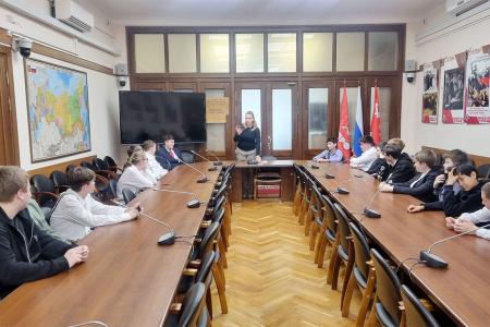 Мария Дробот познакомила учеников кадетского класса с работой фракции КПРФ в Государственной Думе