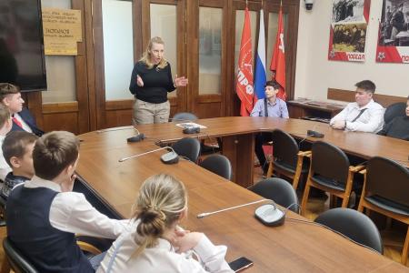 Мария Дробот познакомила учеников кадетского класса с работой фракции КПРФ в Государственной Думе