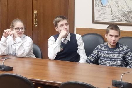 Мария Дробот познакомила учеников кадетского класса с работой фракции КПРФ в Государственной Думе