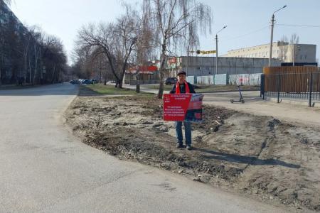 Нет драпировке Мавзолея! Саратовские коммунисты провели одиночные пикеты