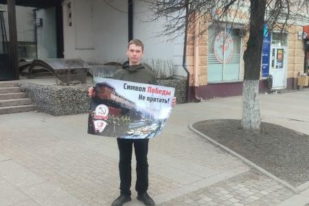 Активисты КПРФ провели в Пензе пикеты против драпировки мавзолея на 9 мая