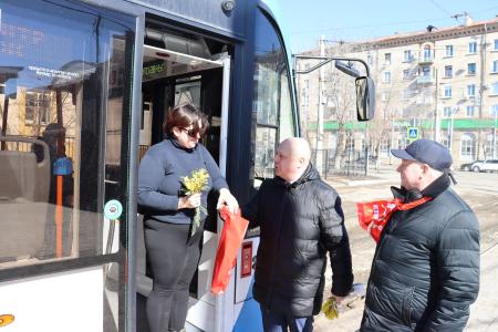 Волгоград. Коммунисты Сталинградского обкома КПРФ поздравили горожанок с 8 марта