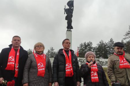 Новгородские коммунисты передали эстафету «Наша Великая Победа» ленинградским товарищам
