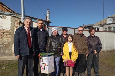 Воронежские коммунисты и комсомольцы при поддержке депутата Сергея Гаврилова поздравили матерей многодетных семей с 8 Марта