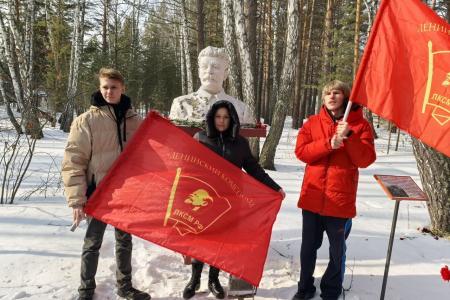 Тюменские коммунисты возложили цветы к бюсту И.В. Сталина