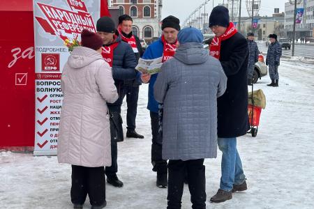 Коммунисты и комсомольцы Республики Марий Эл поздравили женщин с Международным женским днём