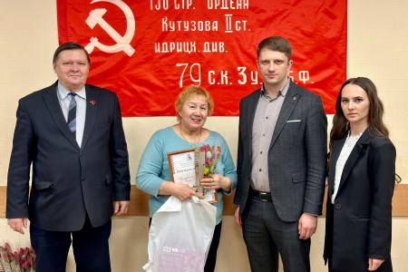 В Марийском рескоме КПРФ наградили и поздравили женщин-волонтеров СВО