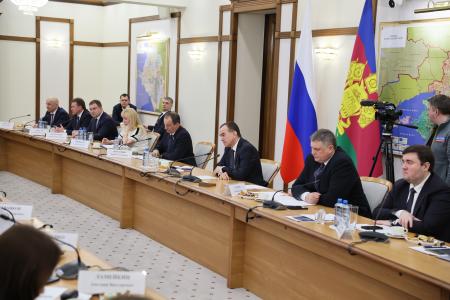 Краснодарский край. Депутат-коммунист Госдумы Н.И. Осадчий поднял в ходе рабочей встречи с губернатором тему исторической памяти, поддержки «детей войны» и кубанских семей при рождении ребенка