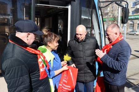 Волгоград. Коммунисты Сталинградского обкома КПРФ поздравили горожанок с 8 марта