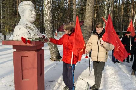 Тюменские коммунисты возложили цветы к бюсту И.В. Сталина