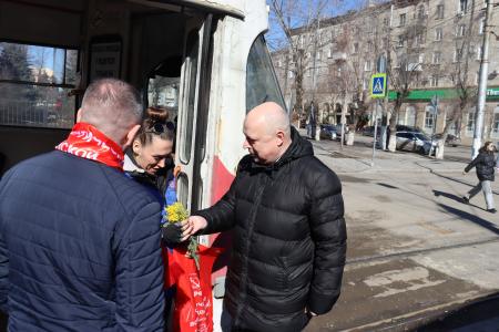 Волгоград. Коммунисты Сталинградского обкома КПРФ поздравили горожанок с 8 марта