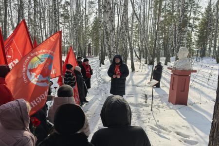 Тюменские коммунисты возложили цветы к бюсту И.В. Сталина