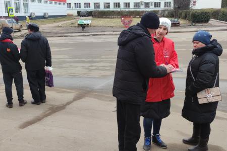 «Народный референдум» и помощь бойцам СВО – новгородские коммунисты поработали в Крестцах