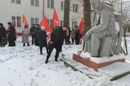Тюменские коммунисты возложили цветы к бюсту И.В. Сталина