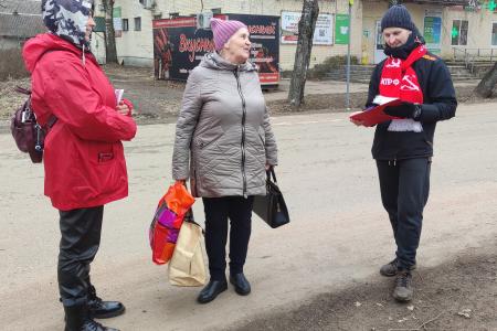 «Народный референдум» и помощь бойцам СВО – новгородские коммунисты поработали в Крестцах