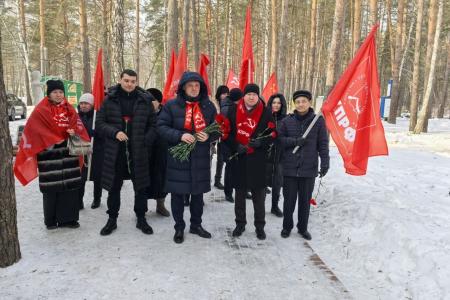Тюменские коммунисты возложили цветы к бюсту И.В. Сталина