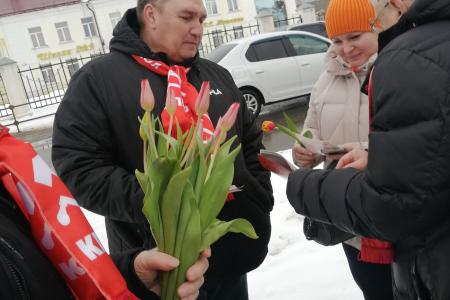 Коммунисты и комсомольцы Республики Марий Эл поздравили женщин с Международным женским днём