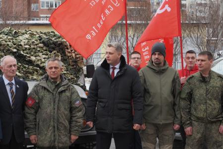 Свердловские коммунисты передали два внедорожника бойцам СВО