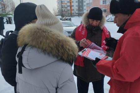 Ямало-Ненецкий автономный округ. На улицах газовой столицы - города Новый Уренгой коммунисты проводят опрос по вопросам Народного референдума