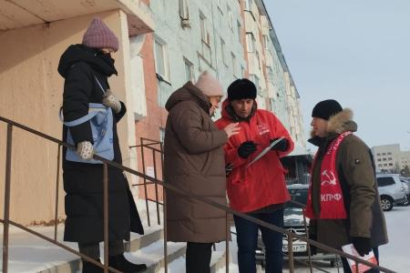 Ямало-Ненецкий автономный округ. На улицах газовой столицы - города Новый Уренгой коммунисты проводят опрос по вопросам Народного референдума