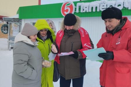 Ямало-Ненецкий автономный округ. На улицах газовой столицы - города Новый Уренгой коммунисты проводят опрос по вопросам Народного референдума