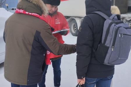 Ямало-Ненецкий автономный округ. На улицах газовой столицы - города Новый Уренгой коммунисты проводят опрос по вопросам Народного референдума
