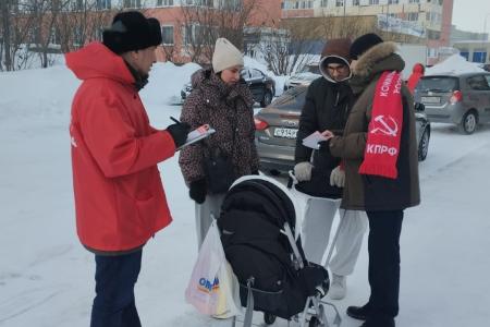 Ямало-Ненецкий автономный округ. На улицах газовой столицы - города Новый Уренгой коммунисты проводят опрос по вопросам Народного референдума