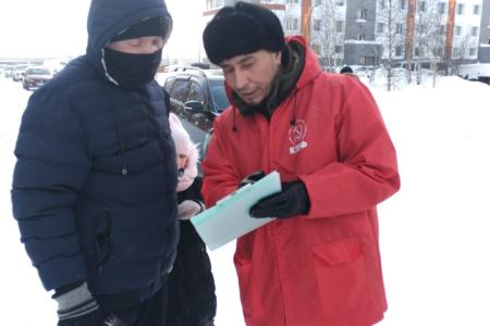 Ямало-Ненецкий автономный округ. На улицах газовой столицы - города Новый Уренгой коммунисты проводят опрос по вопросам Народного референдума