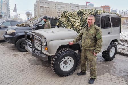 Свердловские коммунисты передали два внедорожника бойцам СВО