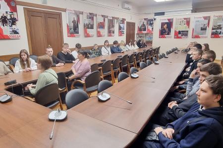 Мария Дробот встретилась в Госдуме со школьниками из Подмосковья и рассказала им о патриотических, творческих и спортивных проектах КПРФ