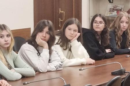 Мария Дробот встретилась в Госдуме со школьниками из Подмосковья и рассказала им о патриотических, творческих и спортивных проектах КПРФ