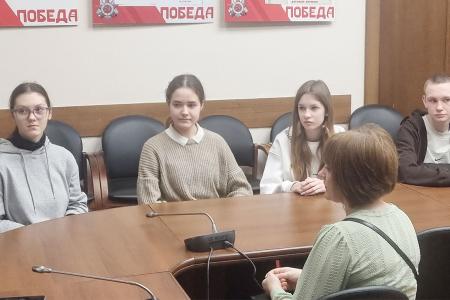 Мария Дробот встретилась в Госдуме со школьниками из Подмосковья и рассказала им о патриотических, творческих и спортивных проектах КПРФ