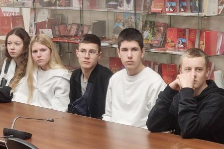 Мария Дробот встретилась в Госдуме со школьниками из Подмосковья и рассказала им о патриотических, творческих и спортивных проектах КПРФ