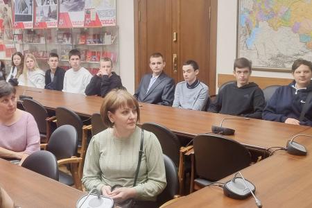 Мария Дробот встретилась в Госдуме со школьниками из Подмосковья и рассказала им о патриотических, творческих и спортивных проектах КПРФ